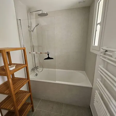 Rez De Avec Piscine Privee Chauffee Et Jardin, A 1 Km De La - Fr-1-768-79 *